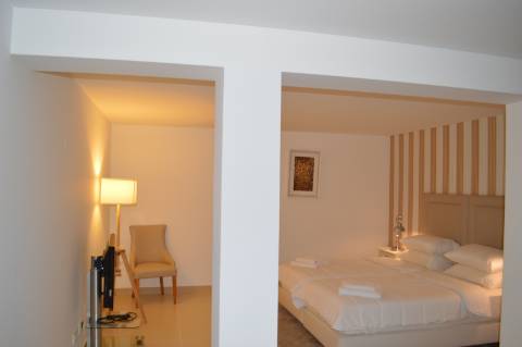 Moradia geminada de 2 + 1 quartos situada no condomínio fechado e privado The Crest em Vale Formoso