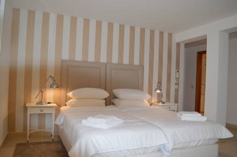 Moradia geminada de 2 + 1 quartos situada no condomínio fechado e privado The Crest em Vale Formoso