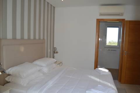 Moradia geminada de 2 + 1 quartos situada no condomínio fechado e privado The Crest em Vale Formoso