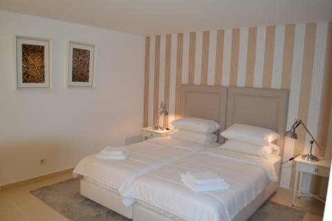 Moradia geminada de 2 + 1 quartos situada no condomínio fechado e privado The Crest em Vale Formoso