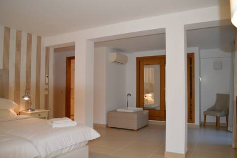 Moradia geminada de 2 + 1 quartos situada no condomínio fechado e privado The Crest em Vale Formoso