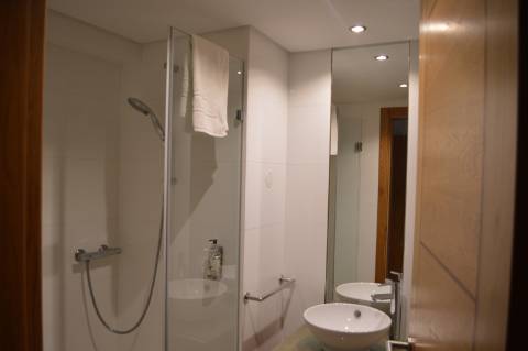 Moradia geminada de 2 + 1 quartos situada no condomínio fechado e privado The Crest em Vale Formoso