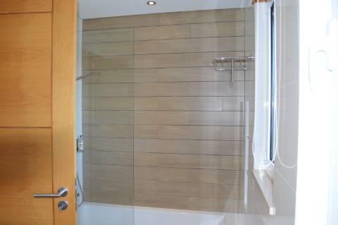 Moradia geminada de 2 + 1 quartos situada no condomínio fechado e privado The Crest em Vale Formoso