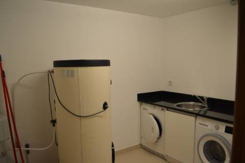 Moradia geminada de 2 + 1 quartos situada no condomínio fechado e privado The Crest em Vale Formoso