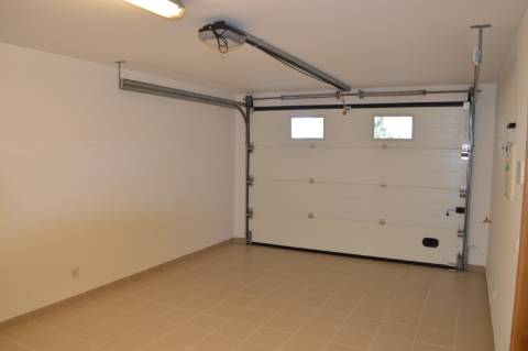 Moradia geminada de 2 + 1 quartos situada no condomínio fechado e privado The Crest em Vale Formoso