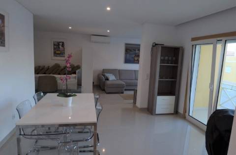 Moradia T1inserida em condomínio com piscina