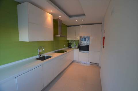 Moradia T1inserida em condomínio com piscina