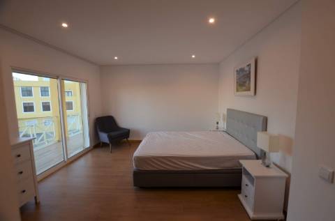 Moradia T1inserida em condomínio com piscina