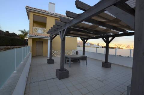 Moradia T1inserida em condomínio com piscina