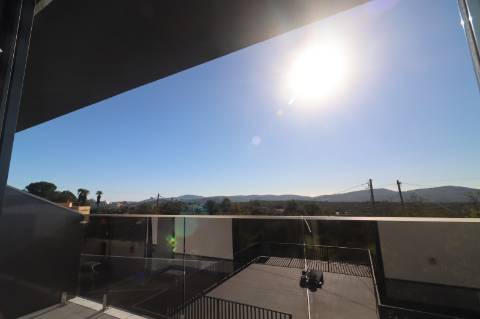 Apartamento T5 Duplex Novo, com exposição solar a sul e vistas deslumbrantes de campo e mar em São Brás de Alportel