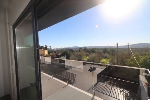 Apartamento T5 Duplex Novo, com exposição solar a sul e vistas deslumbrantes de campo e mar em São Brás de Alportel