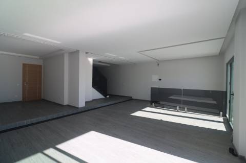 Apartamento T5 Duplex Novo, com exposição solar a sul e vistas deslumbrantes de campo e mar em São Brás de Alportel