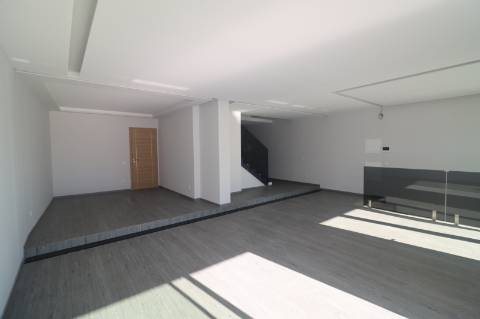 Apartamento T5 Duplex Novo, com exposição solar a sul e vistas deslumbrantes de campo e mar em São Brás de Alportel