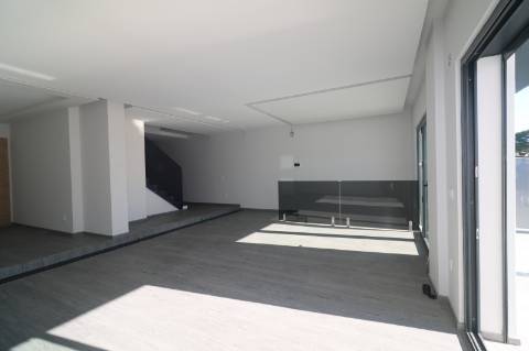 Apartamento T5 Duplex Novo, com exposição solar a sul e vistas deslumbrantes de campo e mar em São Brás de Alportel