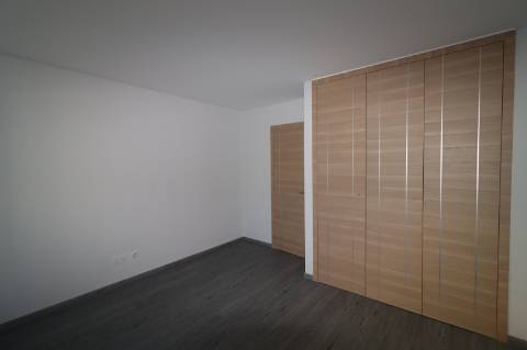 Apartamento T5 Duplex Novo, com exposição solar a sul e vistas deslumbrantes de campo e mar em São Brás de Alportel