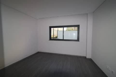 Apartamento T5 Duplex Novo, com exposição solar a sul e vistas deslumbrantes de campo e mar em São Brás de Alportel