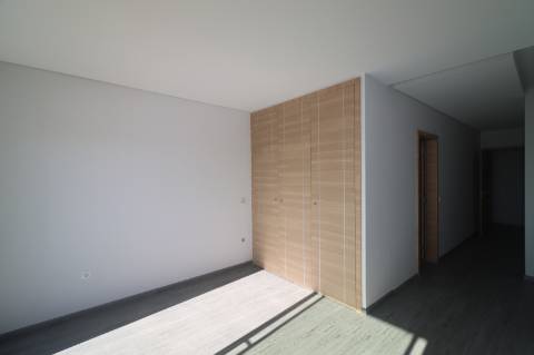 Apartamento T5 Duplex Novo, com exposição solar a sul e vistas deslumbrantes de campo e mar em São Brás de Alportel