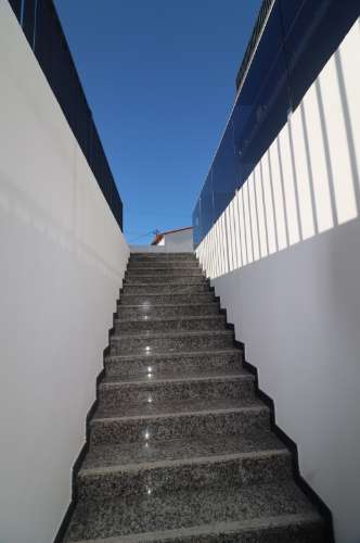 Apartamento T5 Duplex Novo, com exposição solar a sul e vistas deslumbrantes de campo e mar em São Brás de Alportel