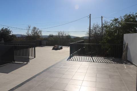 Apartamento T5 Duplex Novo, com exposição solar a sul e vistas deslumbrantes de campo e mar em São Brás de Alportel