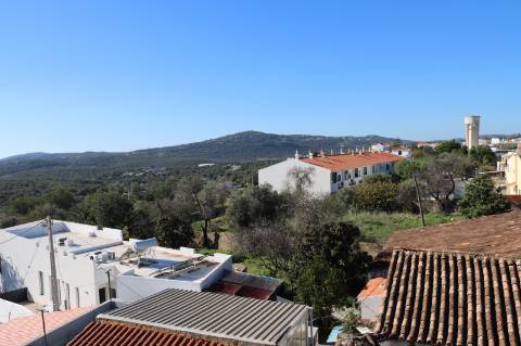 Apartamento T5 Duplex Novo, com exposição solar a sul e vistas deslumbrantes de campo e mar em São Brás de Alportel