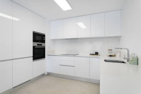 Apartamento T3 com grandioso terraço, junto da praia.