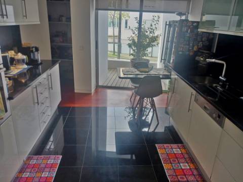 Fantástica moradia T4 com piscina, junto da Av. da Boavista. - Serralves