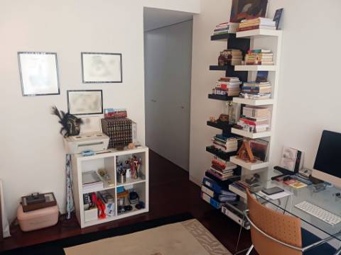 Fantástica moradia T4 com piscina, junto da Av. da Boavista. - Serralves