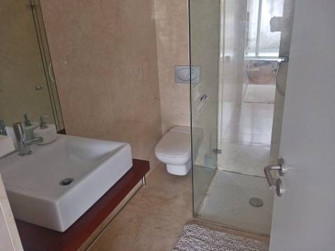 Fantástica moradia T4 com piscina, junto da Av. da Boavista. - Serralves