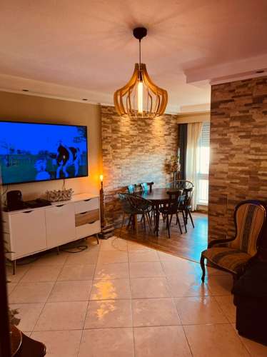 Apartamento T1 +1 remodelado em condomínio com piscina