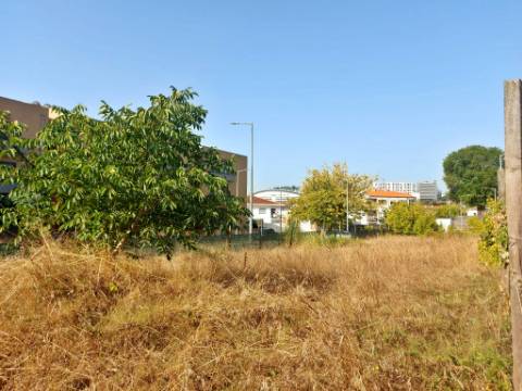 Terreno de 810m2, com viabilidade para construção de prédio de 24 apartamentos. - Campanhã