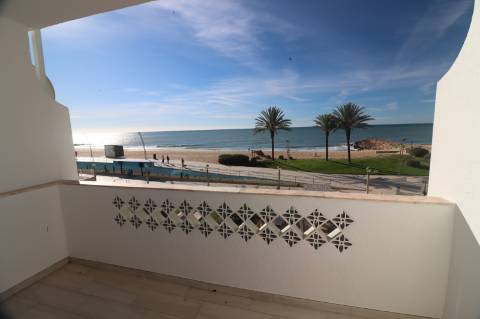 Apartamento T2 remodelado primeira linha de Mar em Quarteira
