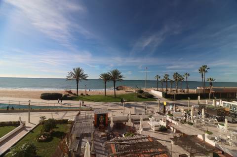 Apartamento T2 remodelado primeira linha de Mar em Quarteira