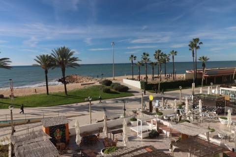 Apartamento T2 remodelado primeira linha de Mar em Quarteira