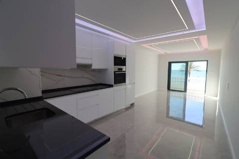 Apartamento T2 remodelado primeira linha de Mar em Quarteira