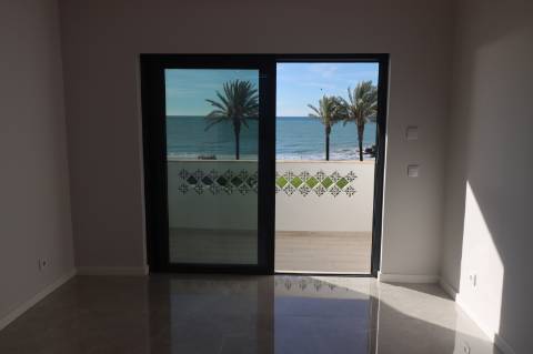 Apartamento T2 remodelado primeira linha de Mar em Quarteira