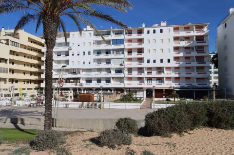 Apartamento T2 remodelado primeira linha de Mar em Quarteira