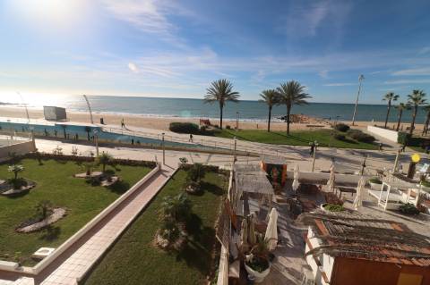 Apartamento T2 remodelado primeira linha de Mar em Quarteira