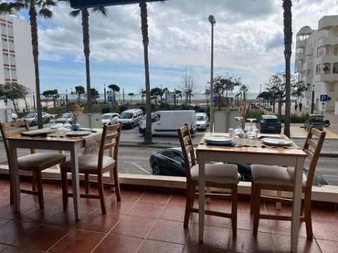 Restaurante/Snack-Bar para trespasse em frente à Praia de Quarteira