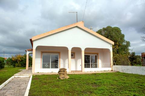 Moradia T3 Isolada com Armazém e amplo terreno