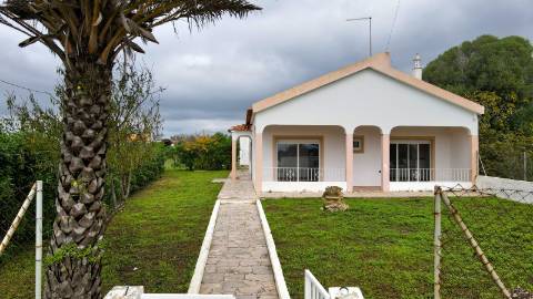 Moradia T3 Isolada com Armazém e amplo terreno