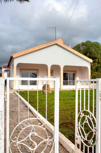 Moradia T3 Isolada com Armazém e amplo terreno