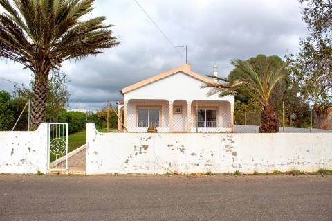 Moradia T3 Isolada com Armazém e amplo terreno