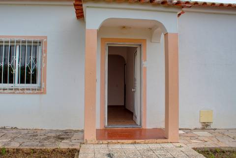 Moradia T3 Isolada com Armazém e amplo terreno