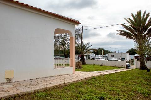 Moradia T3 Isolada com Armazém e amplo terreno