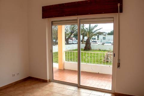 Moradia T3 Isolada com Armazém e amplo terreno