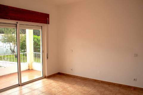 Moradia T3 Isolada com Armazém e amplo terreno