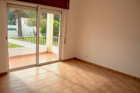 Moradia T3 Isolada com Armazém e amplo terreno