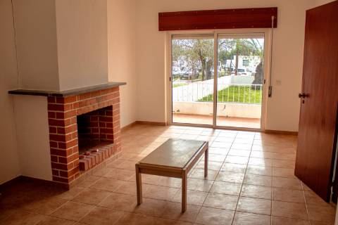 Moradia T3 Isolada com Armazém e amplo terreno