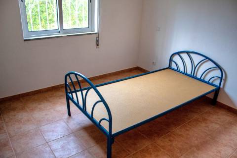 Moradia T3 Isolada com Armazém e amplo terreno