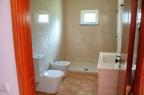 Moradia T3 Isolada com Armazém e amplo terreno